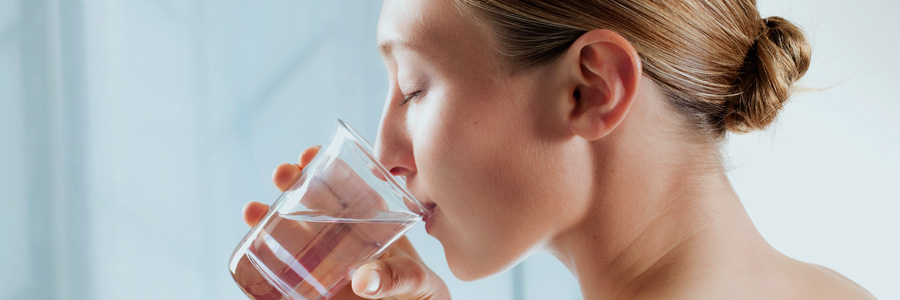 Bebe suficiente agua para prevenir las arrugas